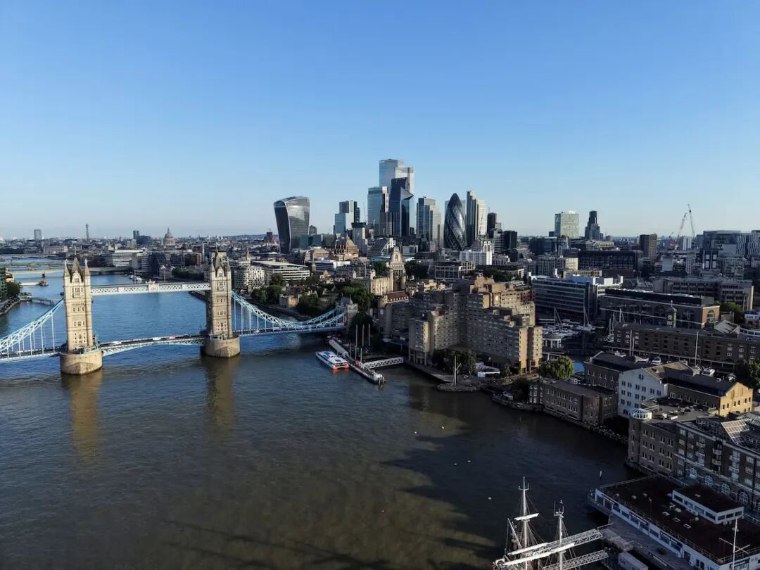 英镑GBPUSD多头再获支撑！英国服务业PMI创4月以来新高	，央行鹰派声音增强